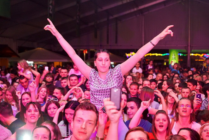 Jelena Rozga oduševila je brojnu publiku drugog dana Jarun Piknik Festivala. Nirvana kao i stari Jelenini hitovi rasplesali su tisuće posjetitelja na Otoku hrvatske mladeži