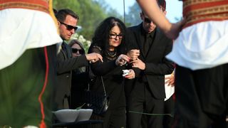 Posljednji ispraćaj Olivera Dragojevića na groblju Sveti Roko u Veloj Luci Posljednji ispraćaj Olivera Dragojevića na groblju Sveti Roko u Veloj Luci