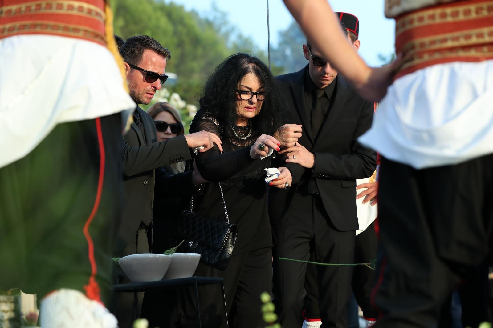 Posljednji ispraćaj Olivera Dragojevića na groblju Sveti Roko u Veloj Luci Posljednji ispraćaj Olivera Dragojevića na groblju Sveti Roko u Veloj Luci