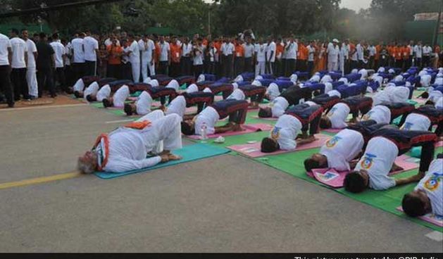 Indijski premijer Narendra Modi predvodio tisuće na proslavi Dana joge, http://www.ndtv.com