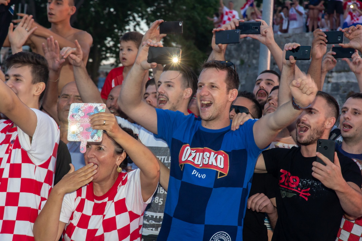 Veličanstven doček četvorice zadarskih Vatrenih od Gradskog mosta do Foruma