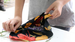 Danas je održana kreativna radionica za velike i male u organizaciji Dječjeg odjela Gradske knjižnice Zadar: izrada stručaka i jastučića od lavande od 10-12 h. Radionicu je vodila gospođa Jadranka Plantak. Foto by Lucija Juravic Danas je održana kreativna radionica za velike i male u organizaciji Dječjeg odjela Gradske knjižnice Zadar: izrada stručaka i jastučića od lavande od 10-12 h. Radionicu je vodila gospođa Jadranka Plantak. Foto by Lucija Juravic