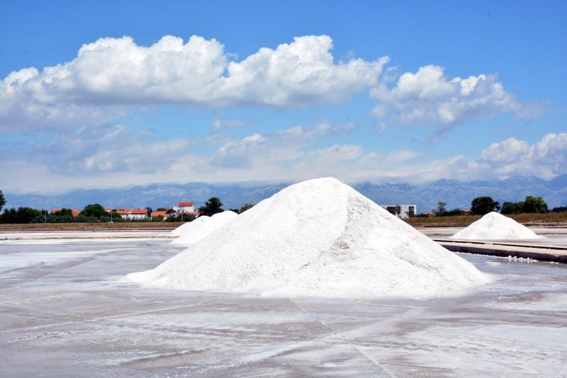 Nin – Povijesni gradic Nin pokraj Zadra za svoju prepoznatljivost ima nadaleko poznatu i najstariju hrvatsku solanu. Pod geslom “Prica o soli…” i dan danas se sol proizvodi na tradicionalan nacin. Photo: Damir Spehar/PIXSELL Nin – Povijesni gradic Nin pokraj Zadra za svoju prepoznatljivost ima nadaleko poznatu i najstariju hrvatsku solanu. Pod geslom “Prica o soli…” i dan danas se sol proizvodi na tradicionalan nacin. Photo: Damir Spehar/PIXSELL