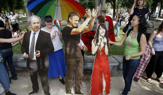 Split, 110611.
U Splitu se po prvi put odrzava Gay Pride koji organiziraju udruge Kontra, Iskorak i Domine. Povorka ponosa LGBT, prva izvan Zagreba, prolazi od Djardina preko Marmontove ulice i Rive do Peristila gdje je predvidjen prigodni programa.
Foto: