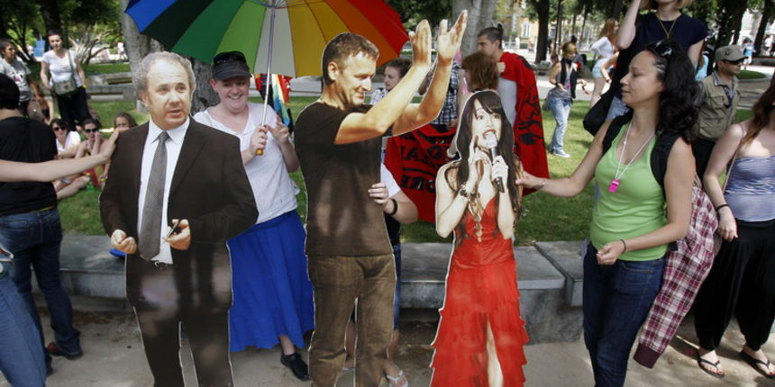 Split, 110611.
U Splitu se po prvi put odrzava Gay Pride koji organiziraju udruge Kontra, Iskorak i Domine. Povorka ponosa LGBT, prva izvan Zagreba, prolazi od Djardina preko Marmontove ulice i Rive do Peristila gdje je predvidjen prigodni programa.
Foto: Split, 110611.
U Splitu se po prvi put odrzava Gay Pride koji organiziraju udruge Kontra, Iskorak i Domine. Povorka ponosa LGBT, prva izvan Zagreba, prolazi od Djardina preko Marmontove ulice i Rive do Peristila gdje je predvidjen prigodni programa.
Foto: