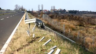 U prometnoj nesreći na Kalmetini cesti vozač probio zaštitnu ogradu
