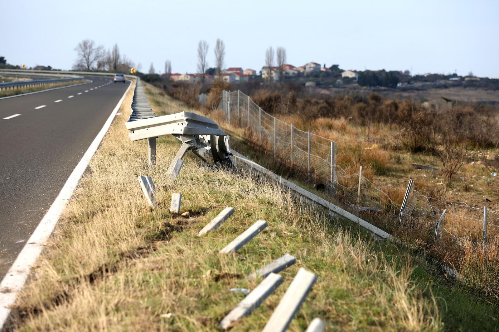 U prometnoj nesreći na Kalmetini cesti vozač probio zaštitnu ogradu