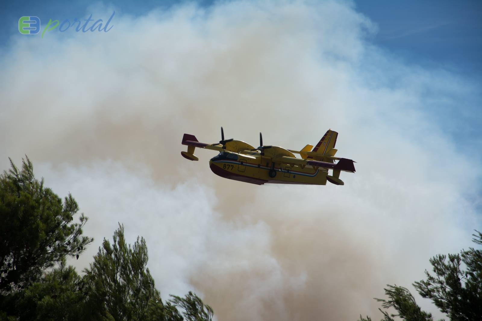 Zemaljske i zračne vatrogasne snage gase veliki šumski požar kod Crvene luke. Foto: Franjo Jurić/eBiograd Zemaljske i zračne vatrogasne snage gase veliki šumski požar kod Crvene luke. Foto: Franjo Jurić/eBiograd