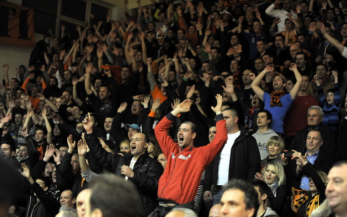 Sibenik ,170213.
Dvorana Baldekin 
Derbi utakmica izmedju GKK Sibenik i Sonik Puntamika Zadar za prvaka A2 Hrvatske kosarkaske lige Jug.
Na slici: slavlje nakon pobjede Sibenika.
Foto: Niksa Stipanicev / CROPIX