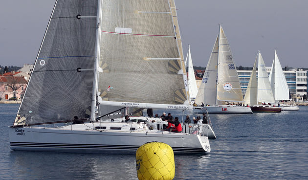 Ovog vikenda u Biogradu na Moru odrzava se tradicionalna 10. Karnevalska regata u organizaciji YC Biograd. Poprilican broj brodova na startu u subotu nije imao srece jer se jedrilo po vrlo slabom vjetru. Foto: Vladimir Ivanov / CROPIX