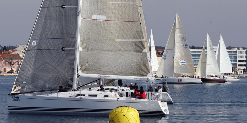 Ovog vikenda u Biogradu na Moru odrzava se tradicionalna 10. Karnevalska regata u organizaciji YC Biograd. Poprilican broj brodova na startu u subotu nije imao srece jer se jedrilo po vrlo slabom vjetru. Foto: Vladimir Ivanov / CROPIX Ovog vikenda u Biogradu na Moru odrzava se tradicionalna 10. Karnevalska regata u organizaciji YC Biograd. Poprilican broj brodova na startu u subotu nije imao srece jer se jedrilo po vrlo slabom vjetru. Foto: Vladimir Ivanov / CROPIX