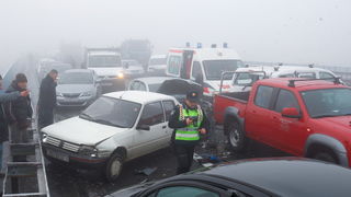Zagreb, 161111.
Zagrebacka obilaznica, smjer istok, na mostu prije cvora Ivanja Reka, u jutrosnjoj magli oko 7 i 30 sati , sudarilo se dvadesetak automobila, a ozlijedjeno je vise osoba.
Foto: Goran Mehkek / Cropix