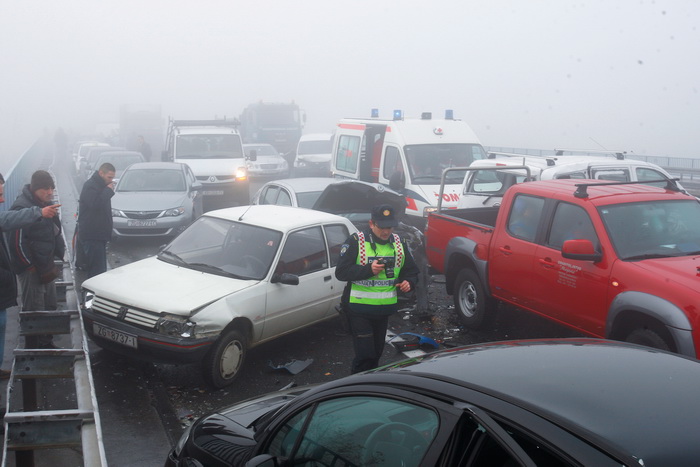 Zagreb, 161111.
Zagrebacka obilaznica, smjer istok, na mostu prije cvora Ivanja Reka, u jutrosnjoj magli oko 7 i 30 sati , sudarilo se dvadesetak automobila, a ozlijedjeno je vise osoba.
Foto: Goran Mehkek / Cropix