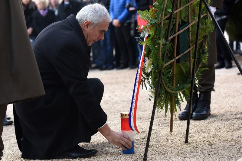 Paljenjem svijeća i polaganjem vijenaca, te mimohodom postrojbi započelo svečano obilježavanje 23. obljetnice VRO Maslenica. Foto. Dino Stanin/PIXSELL Paljenjem svijeća i polaganjem vijenaca, te mimohodom postrojbi započelo svečano obilježavanje 23. obljetnice VRO Maslenica. Foto. Dino Stanin/PIXSELL