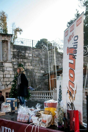 Božićnica na Novom: Radiolino, Djed božićnjak i ekipa Novog radija darivala sugrađane. Foto: Jurica Gašpar