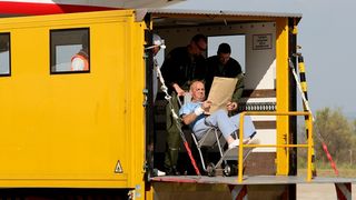 Dan poslije nesrece ceskih turista, Ozlijedjeni Cesi dovezeni su kombijma hitne pomoci iz gospicke bolnice te su ukrcani u avion. Foto: Jure Miskovic / CROPIX Dan poslije nesrece ceskih turista, Ozlijedjeni Cesi dovezeni su kombijma hitne pomoci iz gospicke bolnice te su ukrcani u avion. Foto: Jure Miskovic / CROPIX