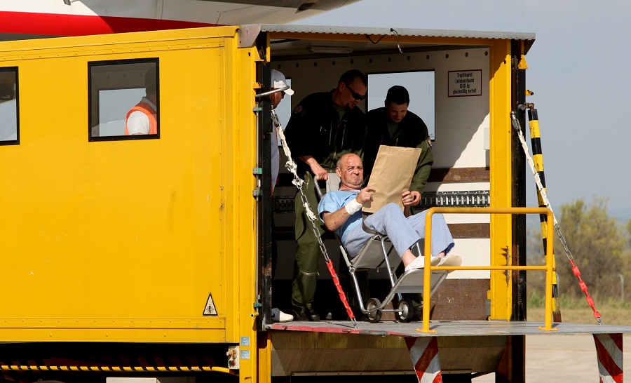 Dan poslije nesrece ceskih turista, Ozlijedjeni Cesi dovezeni su kombijma hitne pomoci iz gospicke bolnice te su ukrcani u avion. Foto: Jure Miskovic / CROPIX Dan poslije nesrece ceskih turista, Ozlijedjeni Cesi dovezeni su kombijma hitne pomoci iz gospicke bolnice te su ukrcani u avion. Foto: Jure Miskovic / CROPIX