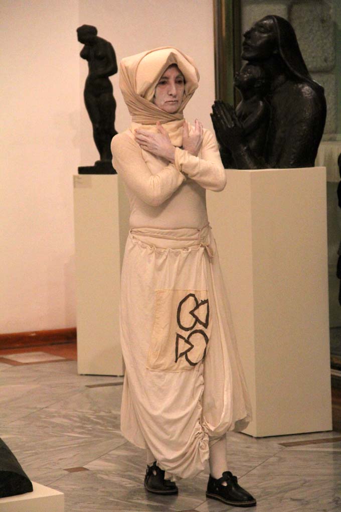 Glazbeno-plesni performans “Ona koja nosi”, foto: Iva Perinčić Glazbeno-plesni performans “Ona koja nosi”, foto: Iva Perinčić