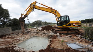 Vir, 060513.
Ministarstvo graditeljstva nastavilo je akciju uklanjanja bespravno sagradjenih objekata na otoku Viru. Danas su u uvali Srpljica rusena tri prizemna objekta i gusterna za vodu, a u narednim danima ce se ukloniti jos sest objekata.
Na fotogra