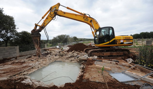 Vir, 060513.
Ministarstvo graditeljstva nastavilo je akciju uklanjanja bespravno sagradjenih objekata na otoku Viru. Danas su u uvali Srpljica rusena tri prizemna objekta i gusterna za vodu, a u narednim danima ce se ukloniti jos sest objekata.
Na fotogra