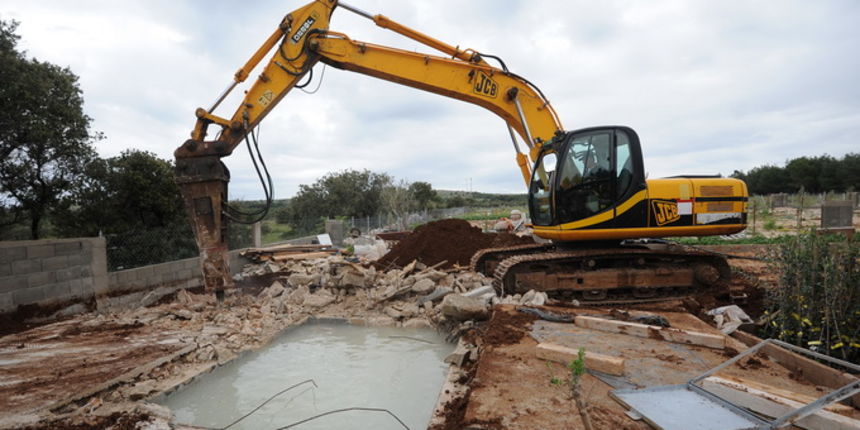 Vir, 060513.
Ministarstvo graditeljstva nastavilo je akciju uklanjanja bespravno sagradjenih objekata na otoku Viru. Danas su u uvali Srpljica rusena tri prizemna objekta i gusterna za vodu, a u narednim danima ce se ukloniti jos sest objekata.
Na fotogra Vir, 060513.
Ministarstvo graditeljstva nastavilo je akciju uklanjanja bespravno sagradjenih objekata na otoku Viru. Danas su u uvali Srpljica rusena tri prizemna objekta i gusterna za vodu, a u narednim danima ce se ukloniti jos sest objekata.
Na fotogra