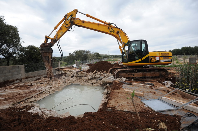 Vir, 060513.
Ministarstvo graditeljstva nastavilo je akciju uklanjanja bespravno sagradjenih objekata na otoku Viru. Danas su u uvali Srpljica rusena tri prizemna objekta i gusterna za vodu, a u narednim danima ce se ukloniti jos sest objekata.
Na fotogra