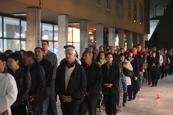 Procesija Velikog petka, 6. travnja 2012. (foto:Saša Čuka) Procesija Velikog petka, 6. travnja 2012. (foto:Saša Čuka)