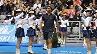 Osijek, 091210.
U osjeckoj dvorani Gradski vrt odigrat ce se humanitarni teniski spektakl, odnosno dvoboj Gorana Ivanisevica i Ivana Ljubicica. Cilj cijele manifestacije je humanitarnog karaktera. Prikupljena sredstva ici ce za pomoc pri lijecenju hrvats Osijek, 091210.
U osjeckoj dvorani Gradski vrt odigrat ce se humanitarni teniski spektakl, odnosno dvoboj Gorana Ivanisevica i Ivana Ljubicica. Cilj cijele manifestacije je humanitarnog karaktera. Prikupljena sredstva ici ce za pomoc pri lijecenju hrvats