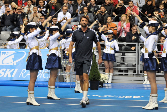 Osijek, 091210.
U osjeckoj dvorani Gradski vrt odigrat ce se humanitarni teniski spektakl, odnosno dvoboj Gorana Ivanisevica i Ivana Ljubicica. Cilj cijele manifestacije je humanitarnog karaktera. Prikupljena sredstva ici ce za pomoc pri lijecenju hrvats Osijek, 091210.
U osjeckoj dvorani Gradski vrt odigrat ce se humanitarni teniski spektakl, odnosno dvoboj Gorana Ivanisevica i Ivana Ljubicica. Cilj cijele manifestacije je humanitarnog karaktera. Prikupljena sredstva ici ce za pomoc pri lijecenju hrvats