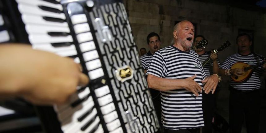 05.07.2013., Zadar – Pjevac Bepo Matesic sa svojom klapom uveseljava prolaznike za vrijeme tradicionalnih festica petkom. Photo: Filip Brala/PIXSELL 05.07.2013., Zadar – Pjevac Bepo Matesic sa svojom klapom uveseljava prolaznike za vrijeme tradicionalnih festica petkom. Photo: Filip Brala/PIXSELL