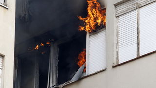 Zadar, 010311.
Jutros je izbio pozar u stanu u ulici Put Murata na Vostarnici. Za vrijeme nastanka pozara u stanu su bile dvije osobe koje su izasle neozlijedjene. Vatrogasci su na terenu, a ocevid je u tijeku.
Foto: Jure Miskovic / CROPIX