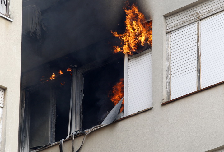 Zadar, 010311.
Jutros je izbio pozar u stanu u ulici Put Murata na Vostarnici. Za vrijeme nastanka pozara u stanu su bile dvije osobe koje su izasle neozlijedjene. Vatrogasci su na terenu, a ocevid je u tijeku.
Foto: Jure Miskovic / CROPIX