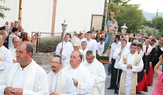 Procesija za blagdan Kraljice mira u Stanovima 22. kolovoza 2016.