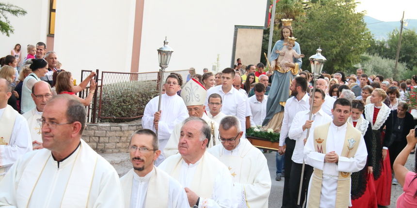 Procesija za blagdan Kraljice mira u Stanovima 22. kolovoza 2016.