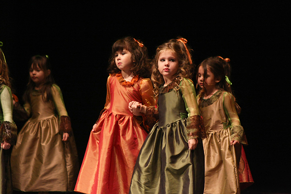 “Karnevalski vremeplov” plesne udruge “Gesta” (foto:Saša Čuka) “Karnevalski vremeplov” plesne udruge “Gesta” (foto:Saša Čuka)