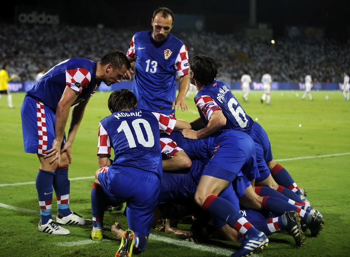 Tel Aviv, 091010.
Ramat-Gan Stadion.
Kvalifikacijska nogometna utakmica grupe F izmedju Izraela i Hrvatske za Euro 2012 u Poljskoj i Ukrajini.
Na slici: slavlje nase reprezentacije nakon gola.
Foto: Drago Sopta / CROPIX
