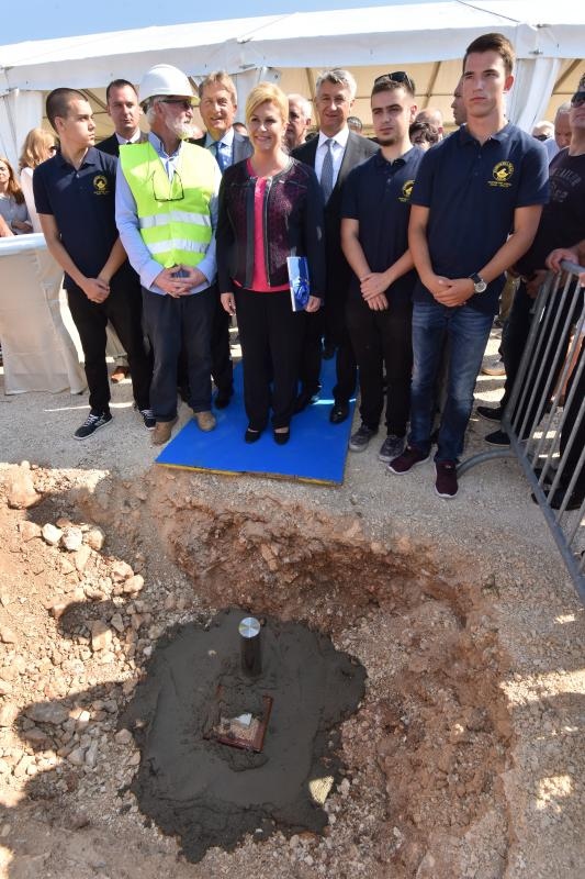 Predsjednica Kolinda Grabar Kitarović otvorila radove na zgradi putničkog terminala u Gaženici. Photo: Dino Stanin/PIXSELL Predsjednica Kolinda Grabar Kitarović otvorila radove na zgradi putničkog terminala u Gaženici. Photo: Dino Stanin/PIXSELL