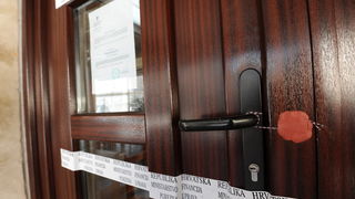 Zadar, 170413.
Zbog manjih financijskih nepravilnosti, popularni restoran Pet bunara koji se nalazi blizu istoimenog trga, odlukom porezne uprave (Ministarstvo financija) je zatvoren na pet dana i kaznjen s novcanom kaznom od 18 000 kn.
Na fotografiji: za Zadar, 170413.
Zbog manjih financijskih nepravilnosti, popularni restoran Pet bunara koji se nalazi blizu istoimenog trga, odlukom porezne uprave (Ministarstvo financija) je zatvoren na pet dana i kaznjen s novcanom kaznom od 18 000 kn.
Na fotografiji: za