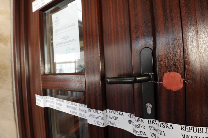 Zadar, 170413.
Zbog manjih financijskih nepravilnosti, popularni restoran Pet bunara koji se nalazi blizu istoimenog trga, odlukom porezne uprave (Ministarstvo financija) je zatvoren na pet dana i kaznjen s novcanom kaznom od 18 000 kn.
Na fotografiji: za Zadar, 170413.
Zbog manjih financijskih nepravilnosti, popularni restoran Pet bunara koji se nalazi blizu istoimenog trga, odlukom porezne uprave (Ministarstvo financija) je zatvoren na pet dana i kaznjen s novcanom kaznom od 18 000 kn.
Na fotografiji: za