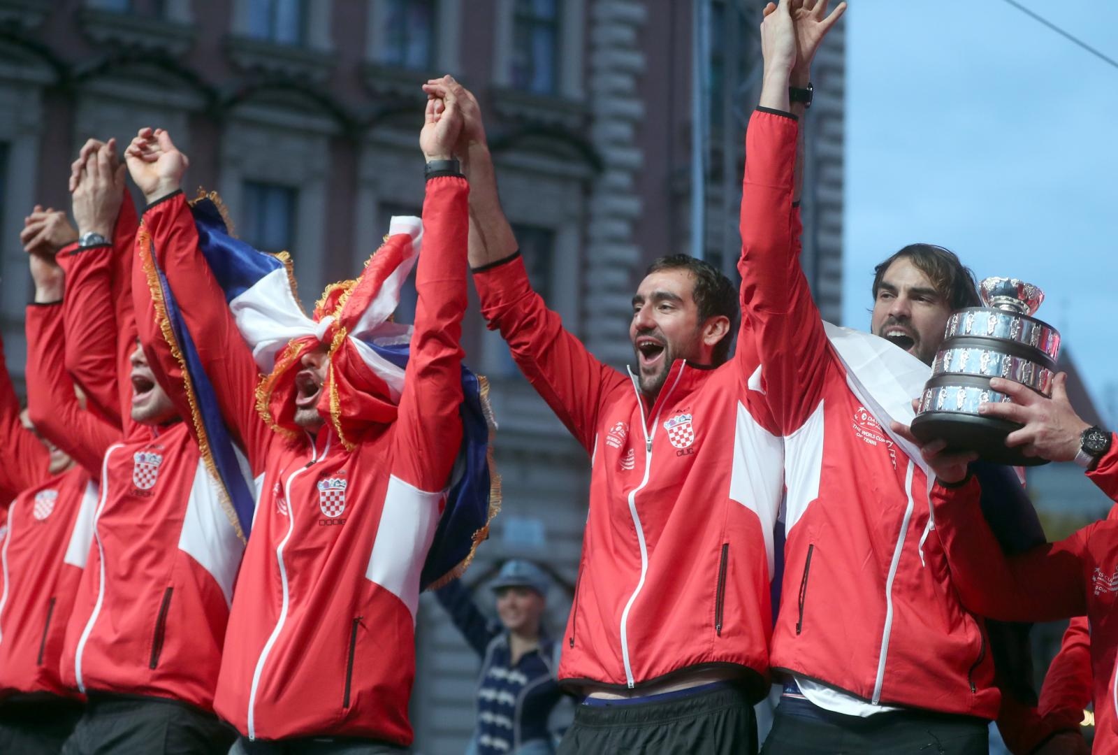 Zlatne tenisače na Trgu bana Josipa Jelačića dočekale tisuće navijača Zlatne tenisače na Trgu bana Josipa Jelačića dočekale tisuće navijača