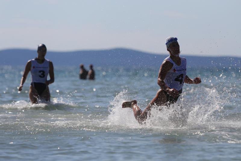 Na plaži u Zatonu kod Zadra održan je tečaj Hrvatskog crvenog križa za  djevojke i mladiće kako bi dobili licencu za spasioce na plažama Zadarske županije. Photo: Filip Brala/PIXSELL