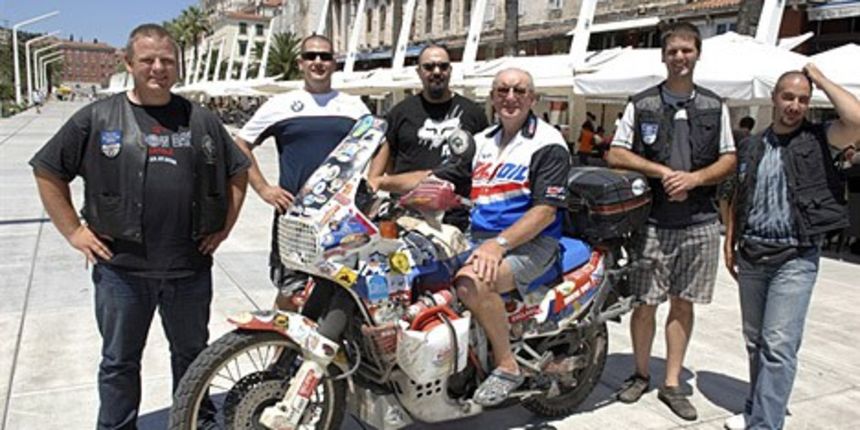 Ian se na splitskoj Rivi susreo s članovima BMW motokluba Split /Feđa Klarić/Cropix Ian se na splitskoj Rivi susreo s članovima BMW motokluba Split /Feđa Klarić/Cropix