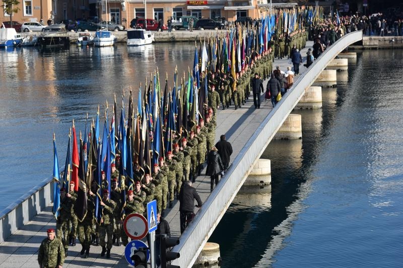 Mimohod postrojbi sudionica VRO Maslenica ulicama Zadra u povodu 24. obljetnice Mimohod postrojbi sudionica VRO Maslenica ulicama Zadra u povodu 24. obljetnice