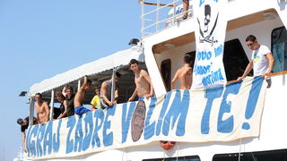 Zadar, 200811.
Navijacka skupina Tornado iz Zadra krenula je brodom na nogometnu utakmicu 5. kola 1. HNL-a u Sibeniku
Foto: Andrija Lucic / CROPIX Zadar, 200811.
Navijacka skupina Tornado iz Zadra krenula je brodom na nogometnu utakmicu 5. kola 1. HNL-a u Sibeniku
Foto: Andrija Lucic / CROPIX