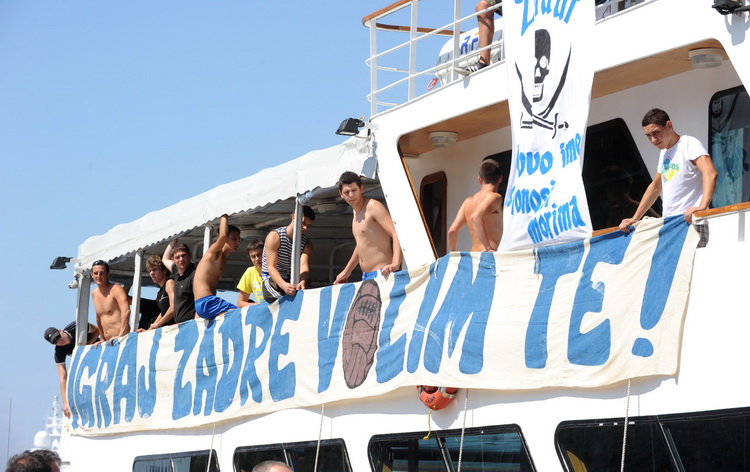 Zadar, 200811.
Navijacka skupina Tornado iz Zadra krenula je brodom na nogometnu utakmicu 5. kola 1. HNL-a u Sibeniku
Foto: Andrija Lucic / CROPIX Zadar, 200811.
Navijacka skupina Tornado iz Zadra krenula je brodom na nogometnu utakmicu 5. kola 1. HNL-a u Sibeniku
Foto: Andrija Lucic / CROPIX