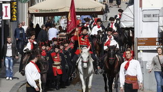 Zagreb, 181012.
Radiceva ulica.
Danas je, uzim centrom grada, marsirala pocasna satnija Kravat – pukovnije, i to povodom svjetskog dana kravate.
Foto: Damjan Tadic / CROPIX