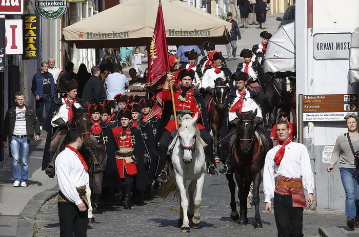 Zagreb, 181012.
Radiceva ulica.
Danas je, uzim centrom grada, marsirala pocasna satnija Kravat – pukovnije, i to povodom svjetskog dana kravate.
Foto: Damjan Tadic / CROPIX