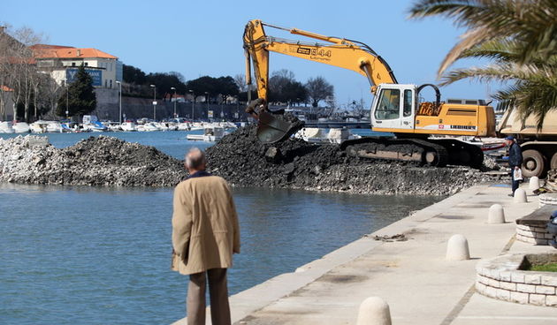 Zadar, 190313.
Uvala Jazine. 
Nastavljaju se radovi vrijedni 4,1 miljuna kuna na uredjenju uvale Jazine.
Blize se rokovi zavrsetka radova na izgradnji i uredjenju novih 86 metara rive u dnu uvale.
Foto: Jure Miskovic / CROPIX