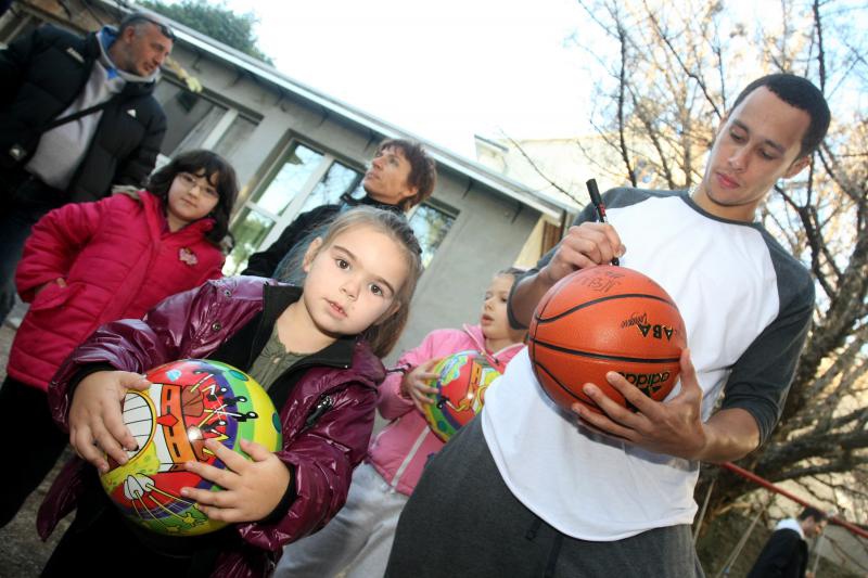 Košarkaši i djelatnici KK Zadar posjetili dječji vrtić Latica, Foto: Dino Stanin/PIXSELL Košarkaši i djelatnici KK Zadar posjetili dječji vrtić Latica, Foto: Dino Stanin/PIXSELL
