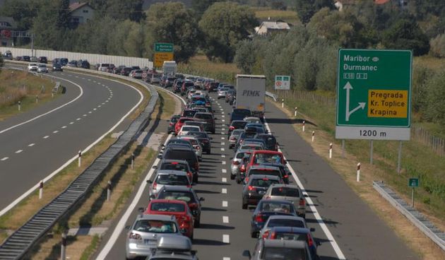 17.08.2013., Krapina – U poslijepodnevnim satima doslo je do stvaranja kilometarskih kolona na autocesti Zagreb-Macelj izmedju cvorova Krapina i Trakoscan u smjeru Slovenije. Photo: Matija Topolovec/PIXSEL
